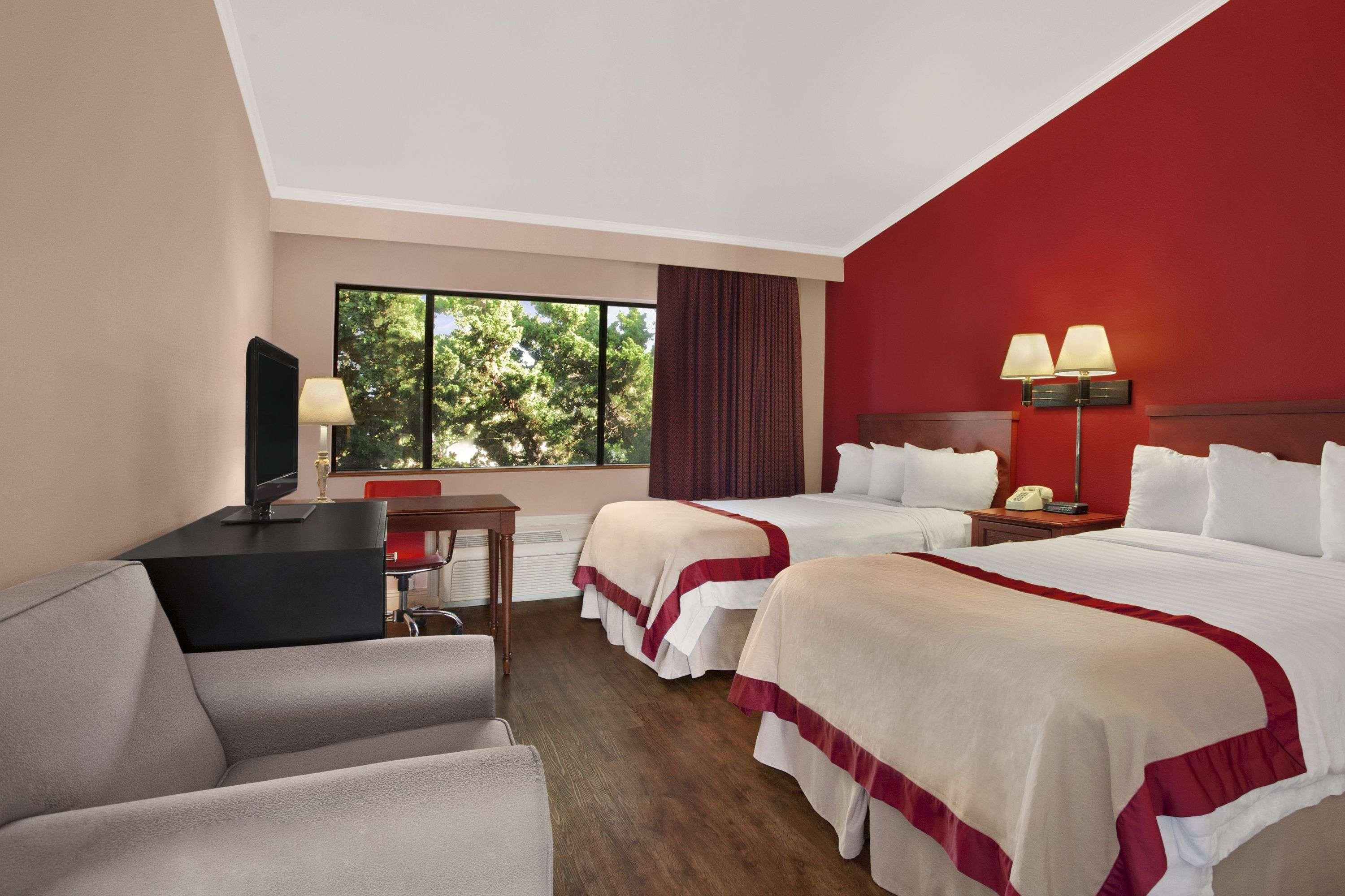 Ramada By Wyndham Torrance Exterior foto