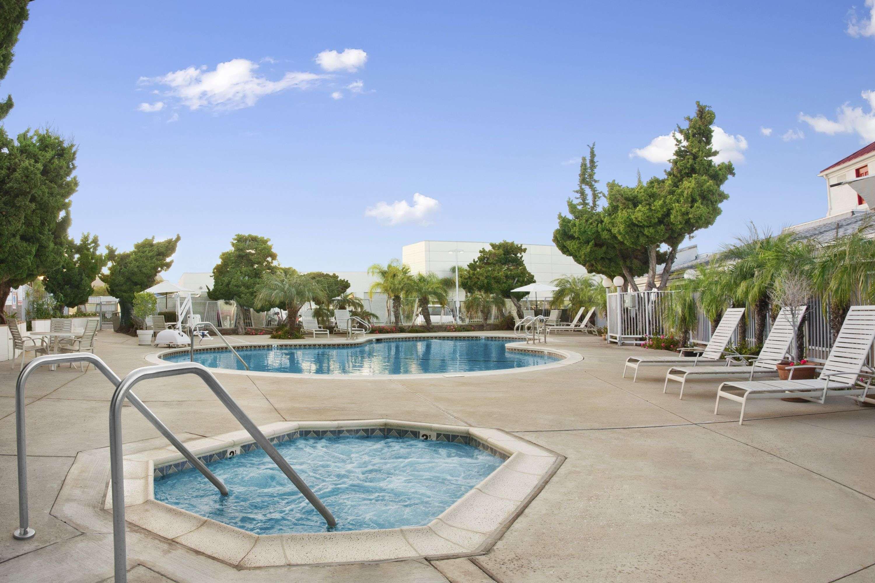 Ramada By Wyndham Torrance Exterior foto